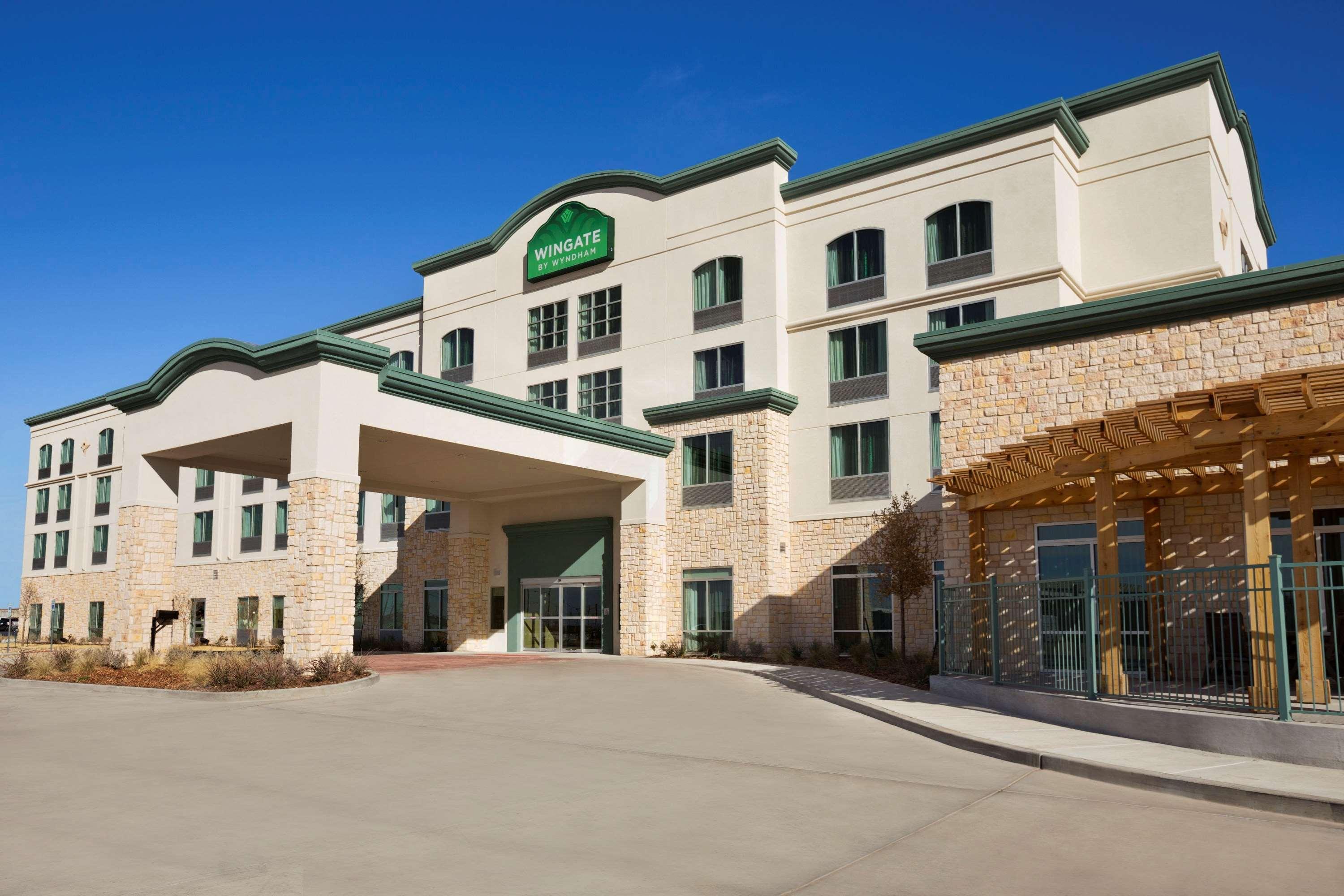 Hotel Wingate By Wyndham Seminole Extérieur photo